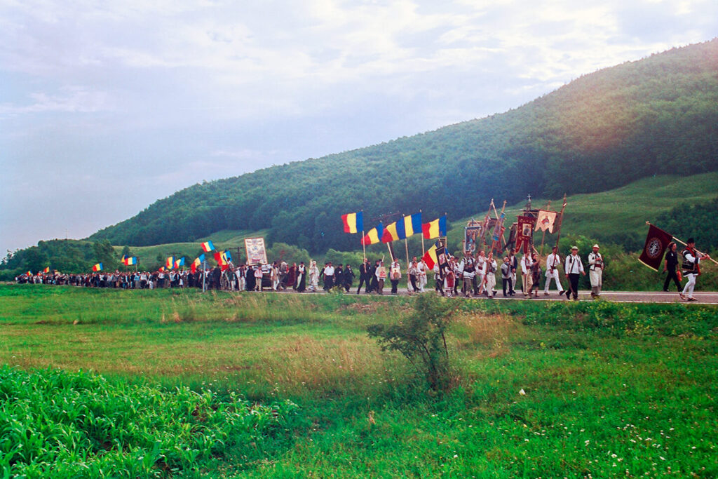 La Marea Sărbătoare „Ștefan – 500”, peste 500 de studenți au mers în pelerinaj, pe jos, de la Cetatea Sucevei la Mănăstirea Putna